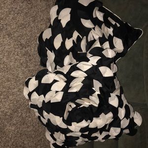 Black and white pillow set